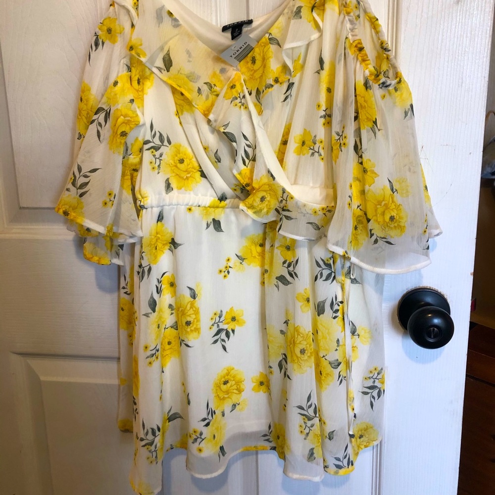 TORRID size 2. NWT Floral tank top with flowing sleeves.